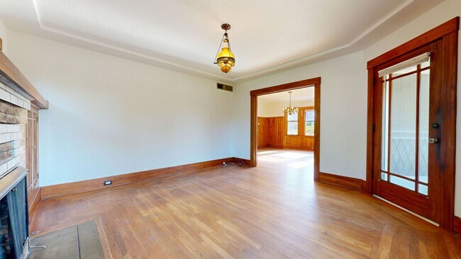 Building Photo - Bright Country Three Bedroom One Bathroom ...