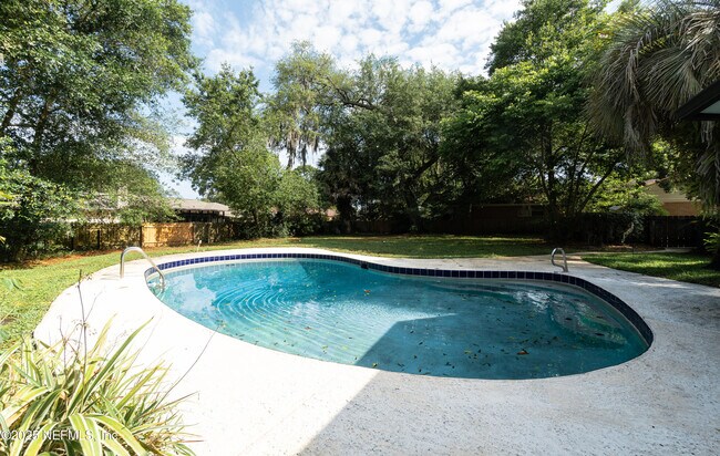 Building Photo - 3812 Buckskin Trail E