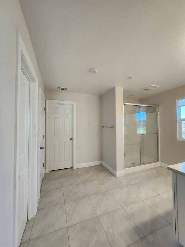 Building Photo - Beautiful Plumas Lake home on a large lot with SOLAR