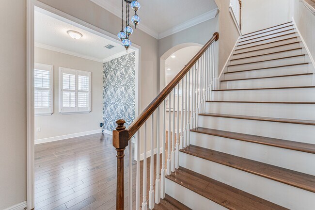 Building Photo - Stunning David weekly designed 3 BR+ OFFICE/ 2.5 BA / 2 Car executive townhouse in Hyde Park / So...