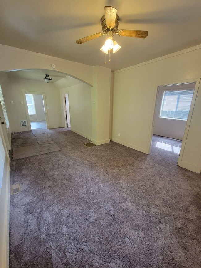 Building Photo - Sweet Two Bedroom Home Minutes from Downto...