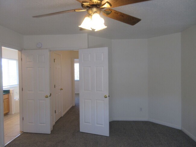 Building Photo - 461 E Cobblecreek Dr