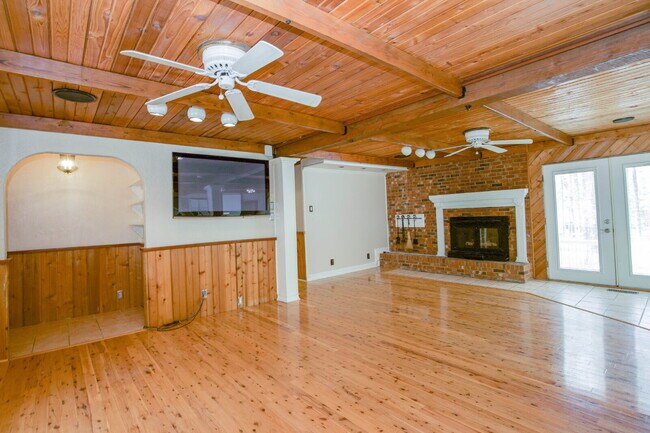 Building Photo - Retro Ranch only minutes from downtown Sou...