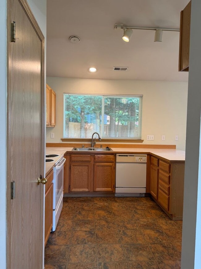 Building Photo - Everett 3 Bedroom Rambler