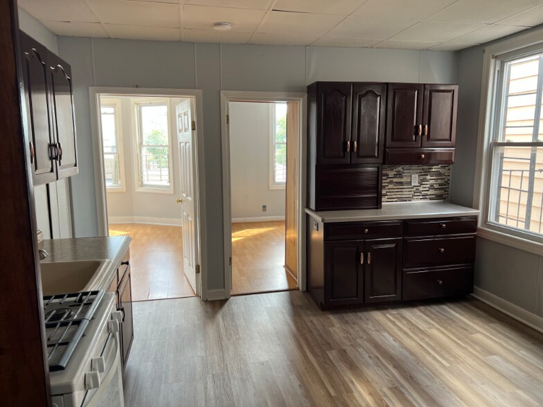 Building Photo - 9 W 17th St