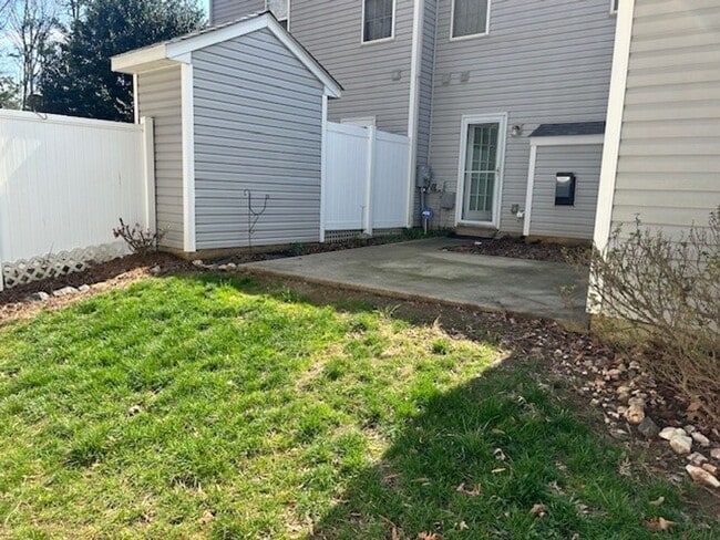 Building Photo - Townhome in Matthews