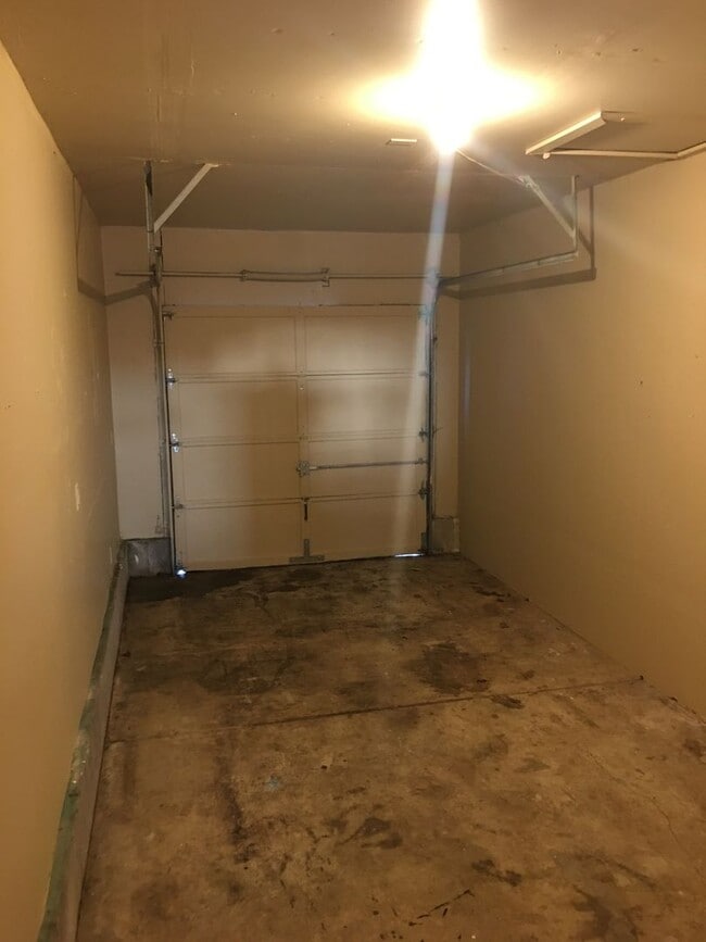 Building Photo - Updated Duplex -3 Bedroom 1.5 Bath - 4886 ...
