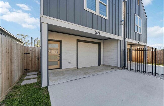 Building Photo - 7809 Dyer St