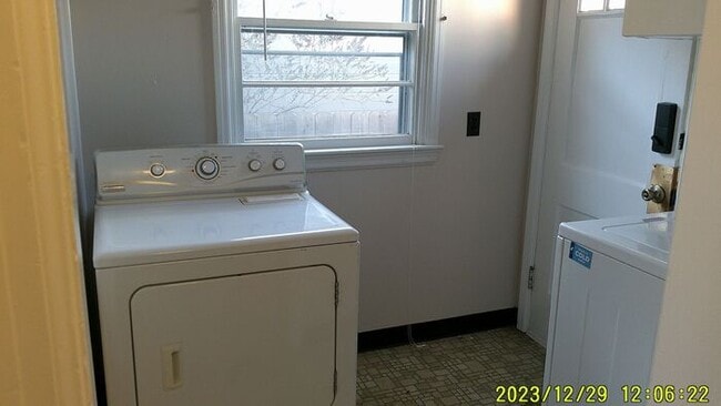 Building Photo - Large SE Boise home