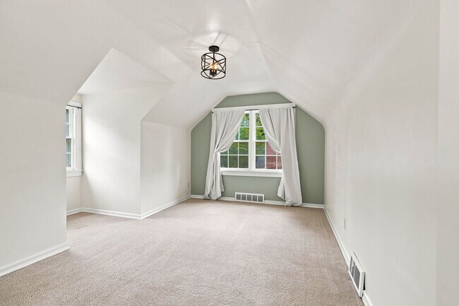 Building Photo - 912 Beechwood Rd