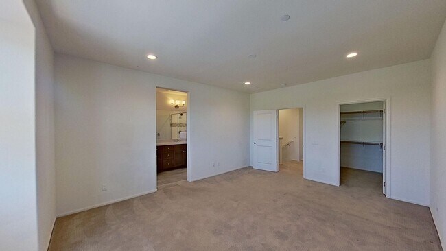 Building Photo - Large 2 Bedroom Townhome at The Village, L...