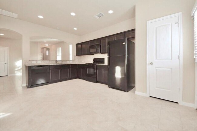 Building Photo - 2880 Donnell Dr