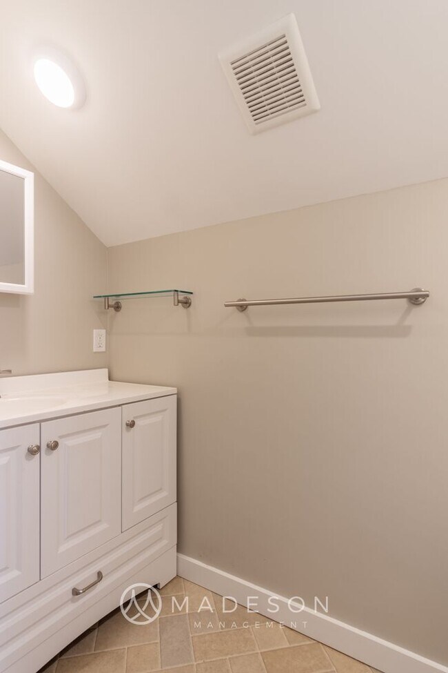 Building Photo - Charming First Hill Single Family House wi...