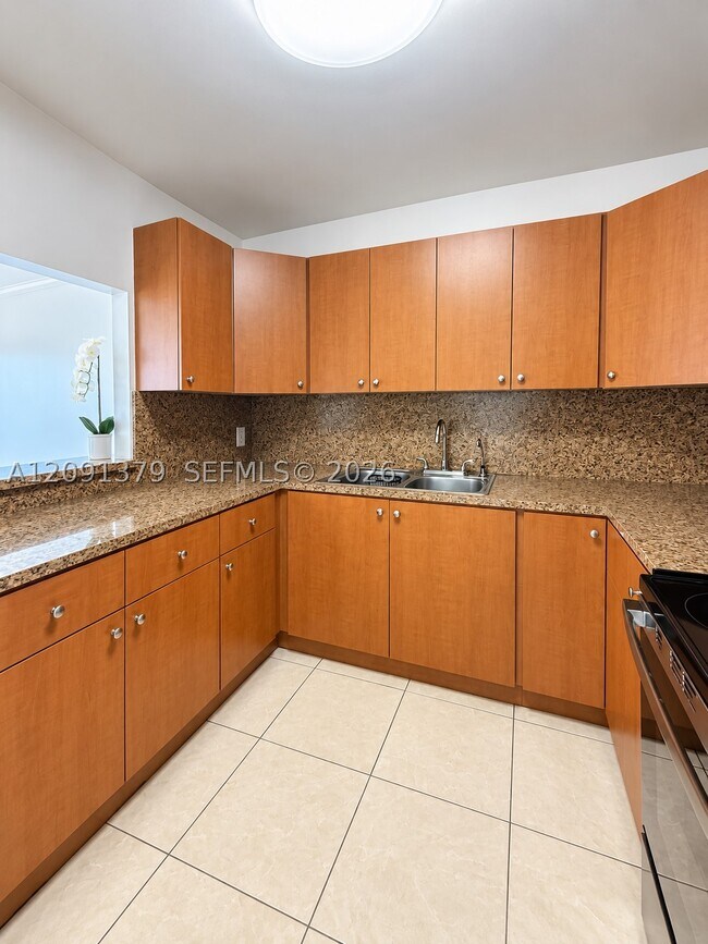 Building Photo - 1075 W 68th St