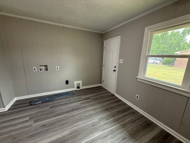 Building Photo - 1704 Snowden Dr SE