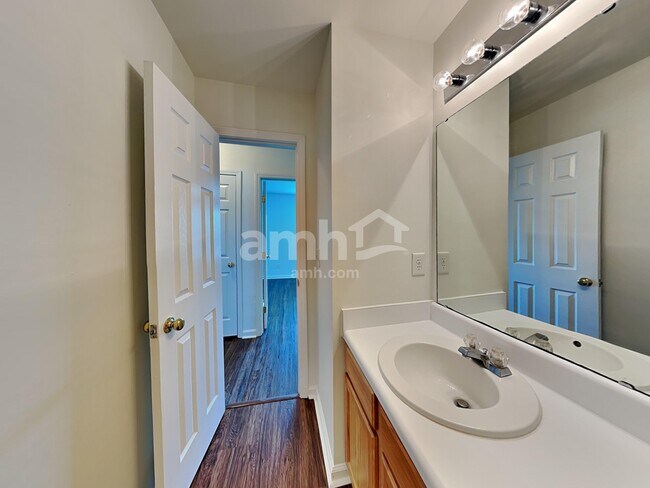 Building Photo - 1749 E Ridge Heights Dr