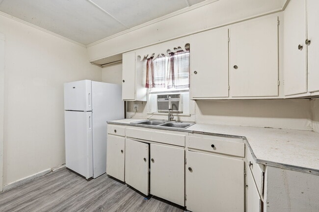 Building Photo - 140 Ambroise St