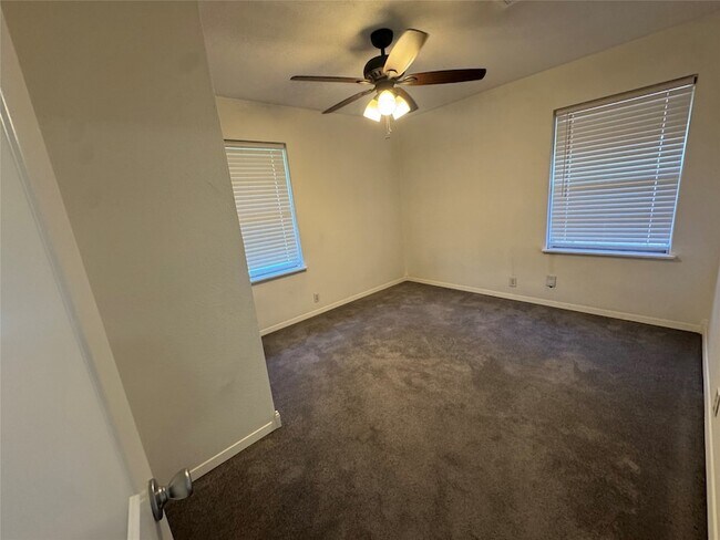 Building Photo - 935 Creager St