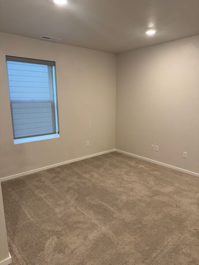 Building Photo - 4 Bedroom, 2.5 bath, newer home in desirable location!!