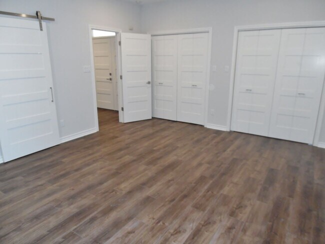 Building Photo - Wonderfully Remodeled Duplex Near River Cr...