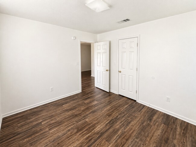 Building Photo - 204 W Avenue F
