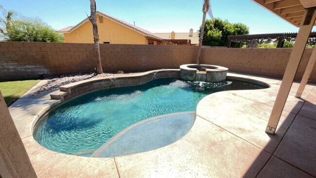 Building Photo - Pool Home in North La Quinta