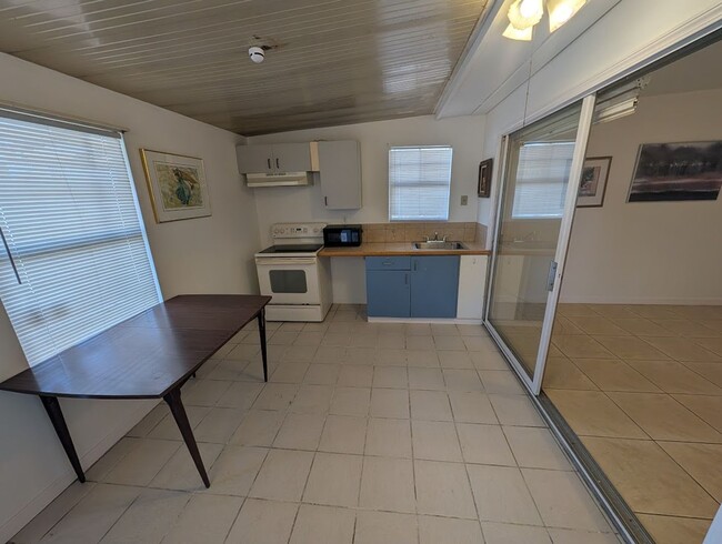 Building Photo - 1818 Rhoades Terrace