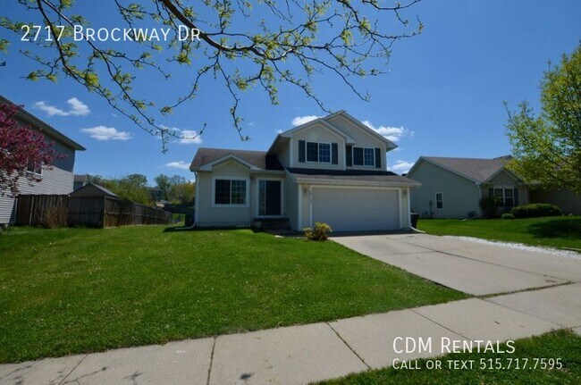 Building Photo - Huge DSM Split Level!