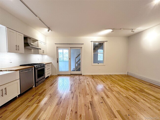 Building Photo - 437 Warburton Ave