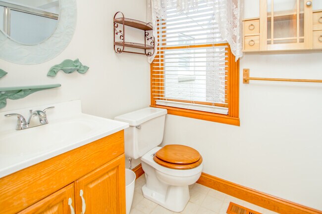Another view of full bathroom - 905 Fell St
