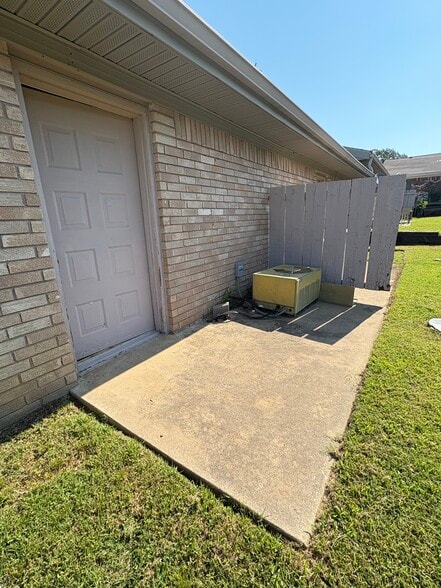 Building Photo - 824 Hardy Springs Cir
