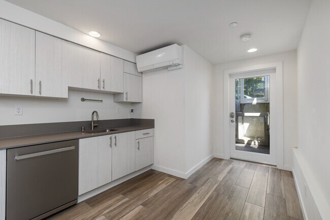 Building Photo - Newly Renovated 1 Bedroom Apartment in Hea...