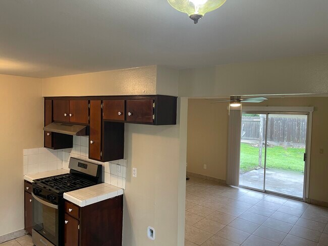 Building Photo - 1333 Woodside Dr