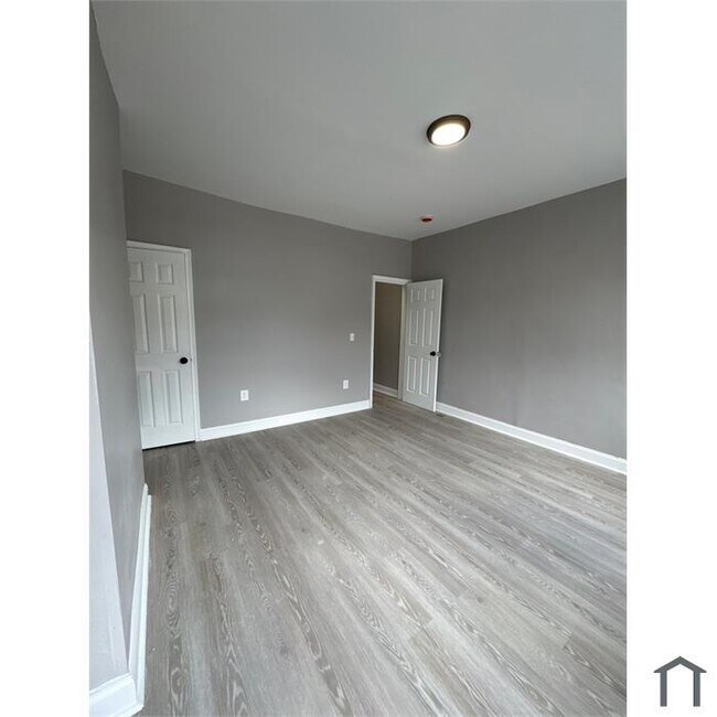 Building Photo - 3 Bedroom Home