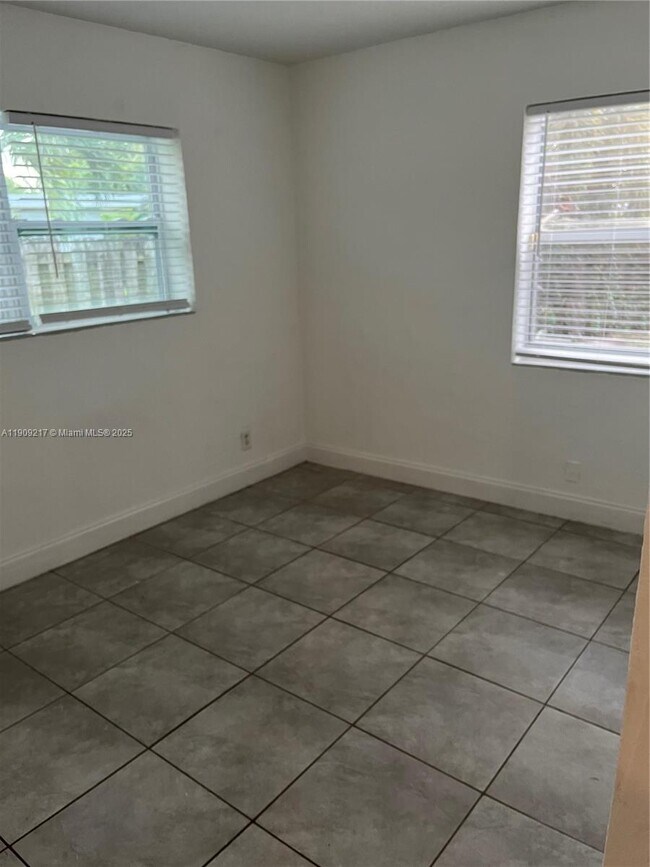 Building Photo - 1625 NW 9th Ave