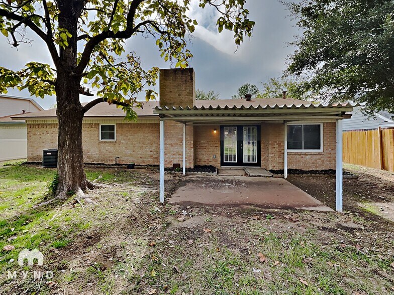 Building Photo - 14839 Greenvalley Dr