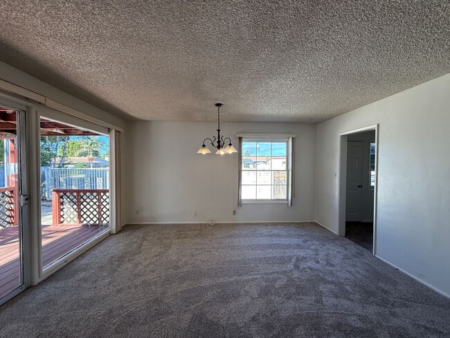 Building Photo - Centrally Located Single Story Ranch Style...