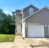 Building Photo - Highly Desired 3 Bd End Unit For Lease