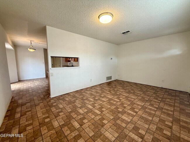 Building Photo - 12118 Royal Woods Dr