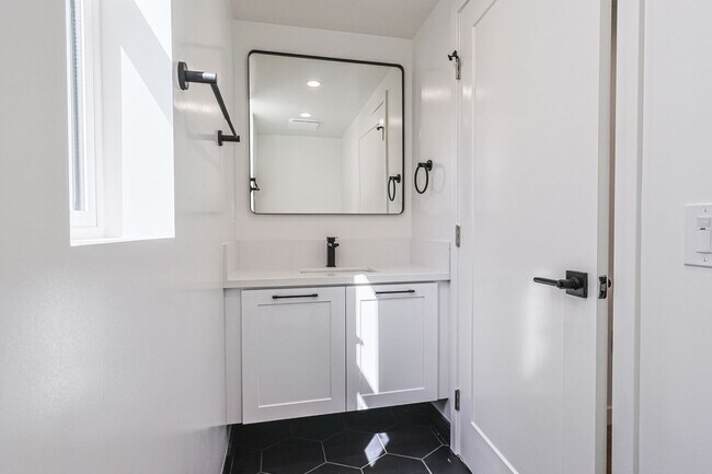 Building Photo - 4 Bed | 4.5 Bath | 2024 Construction | Tow...