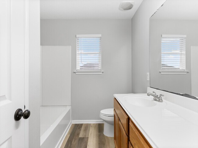 Building Photo - 1023 Santa Fe Ct