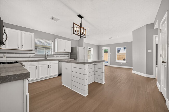 Building Photo - 22210 Bellow Glen Dr