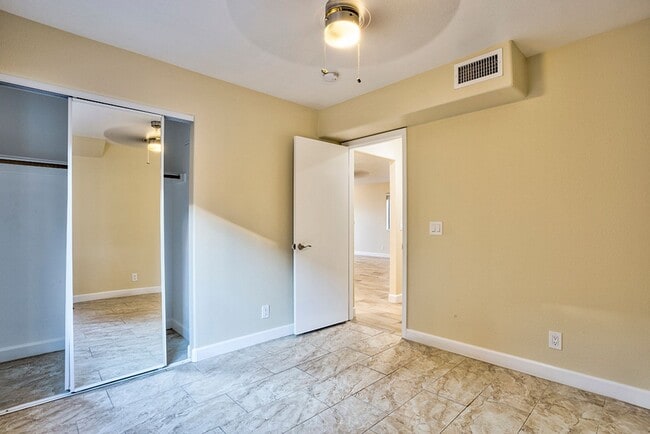 Building Photo - Fantastic 3 bed condo