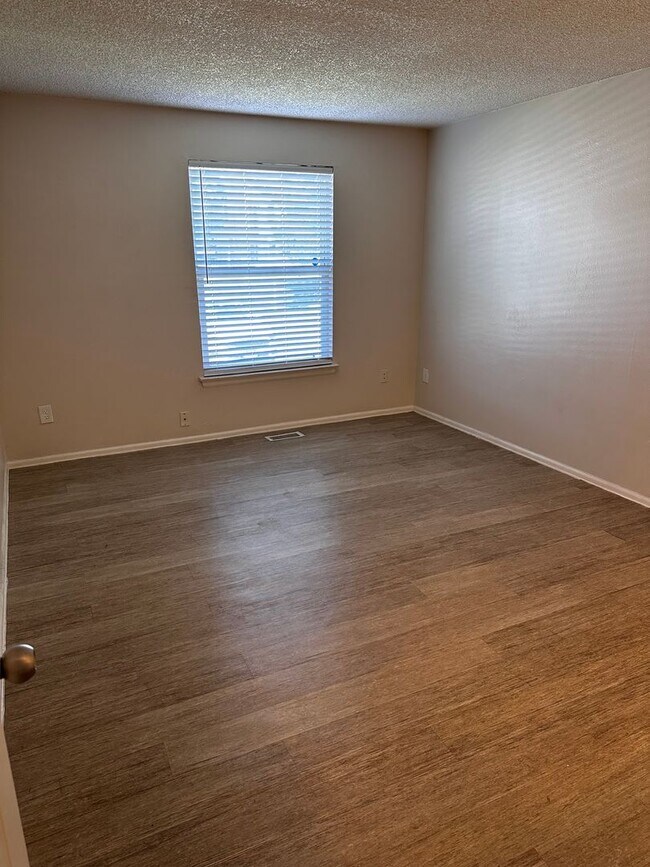 Building Photo - Spacious Updated Ranch Style Condo