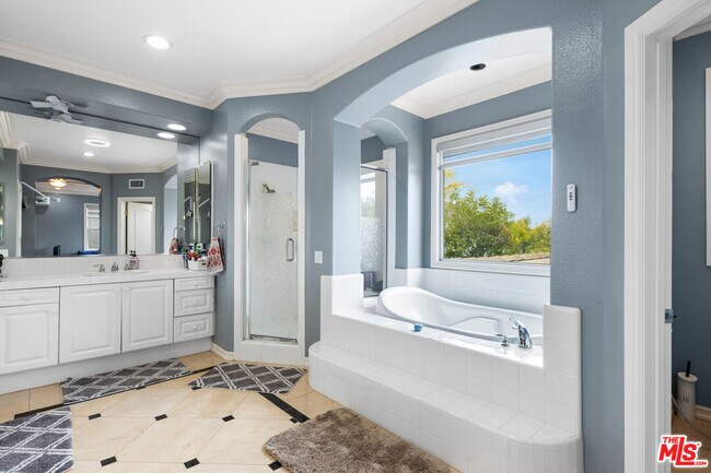 Building Photo - 996 N Antonio Cir