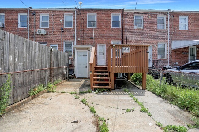 Building Photo - 434 Folcroft St