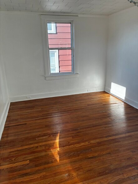 Building Photo - 636 Russell Ave