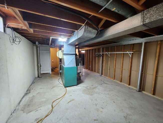 Building Photo - Hard to Find 3 Bedroom Ranch