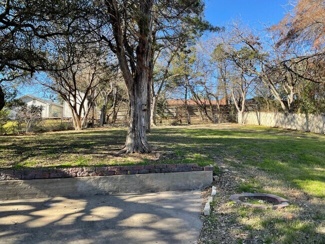 Building Photo - Application Received | Updated Single-Story 3 Bed, 2 Bath | Big Yard | Pet Restrictions