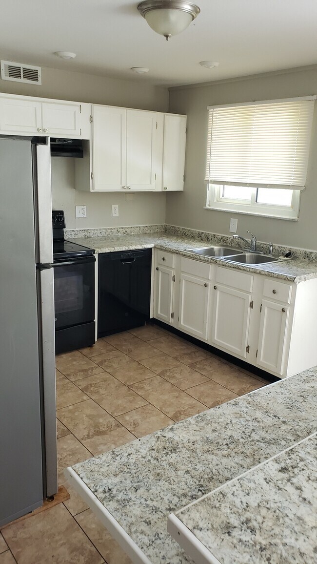 Building Photo - 10418 Monarch Dr Saint Louis, MO 63136
